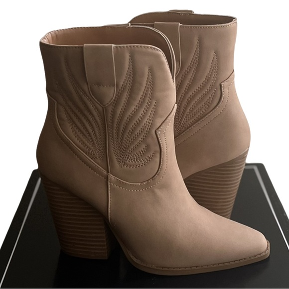 Qupid Shoes - Qupid Women’s Booties 
Size: 6